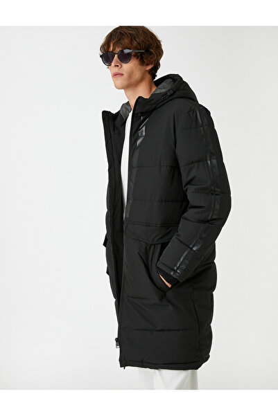 Koton Μακρύ φουσκωτό παλτό με κουκούλα με τύπωμα τσέπες με λεπτομέρειες αδιάβροχο