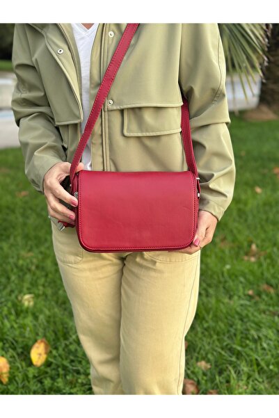 Deribag حقيبة كروس نسائية صغيرة الحجم من الجلد الطبيعي باللون الأحمر