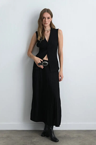 Gusto Long Knit Pleated Skirt - Black