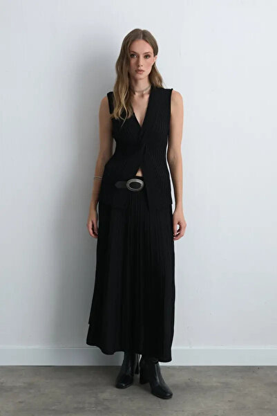 Gusto Long Knit Pleated Skirt - Black