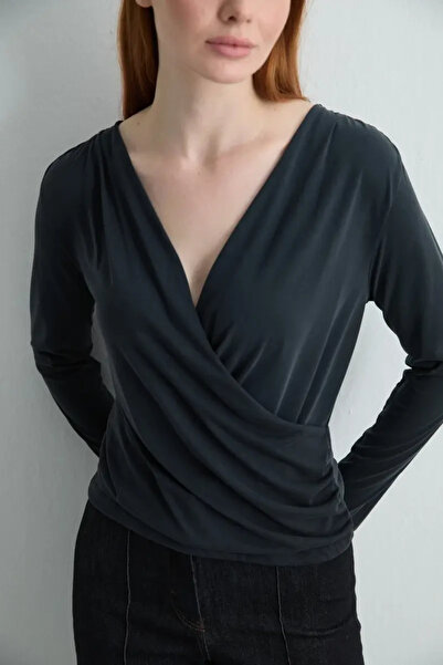 Gusto Anvelop Cut-Out Modal Knitted Blouse - Black