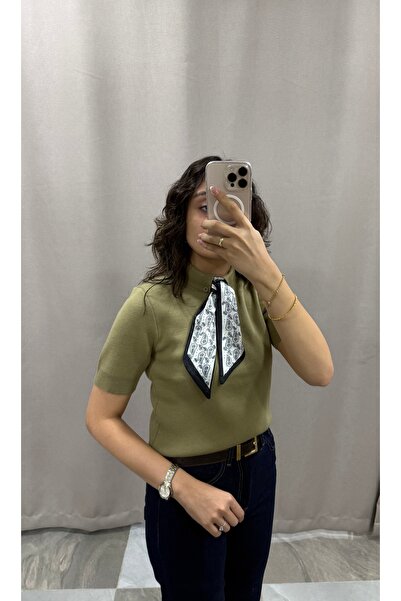 Erge boutique FULAR DETAY KISA KOLLU TRİKO KAZAK