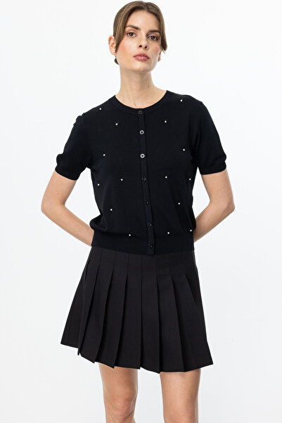 ON Μινιμαλιστική γυναικεία μπλούζα με κοντό μανίκι με λεπτομέρεια από πέρλες ...