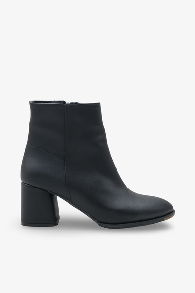 İNNABUTİKK بوت نسائي بكعب من Certa - أسود