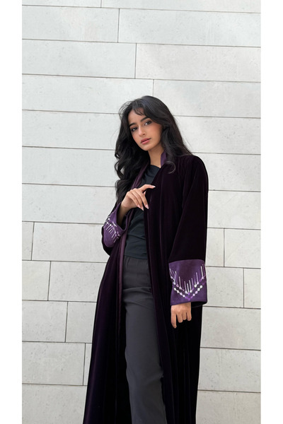 AYA عباية مخملية مع تطريز من جلد السويد باللون البنفسجي