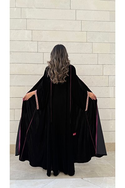 AYA عباية مخملية سوداء مع خطوط بنفسجية وتطريز بنفسجي