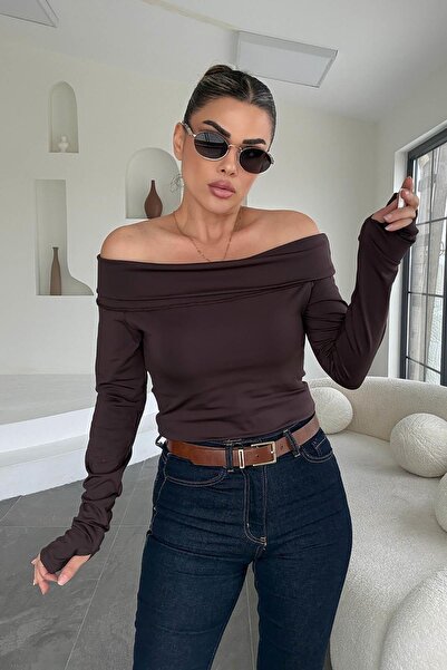 Eswomes بلوزة مادونا بياقة قصيرة باللون البني المر