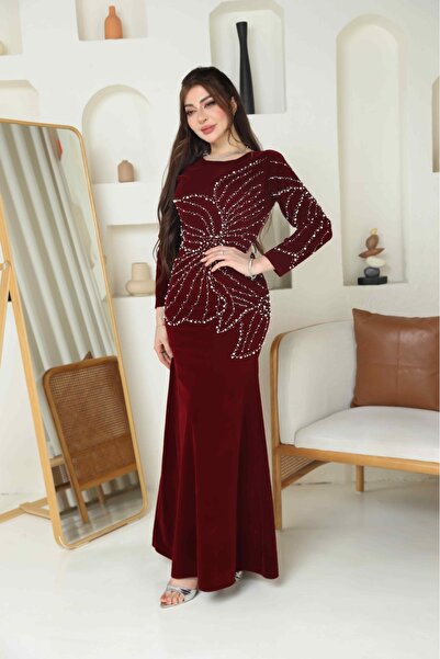 Nice Model Luxurious wool dress in a deep burgundy color