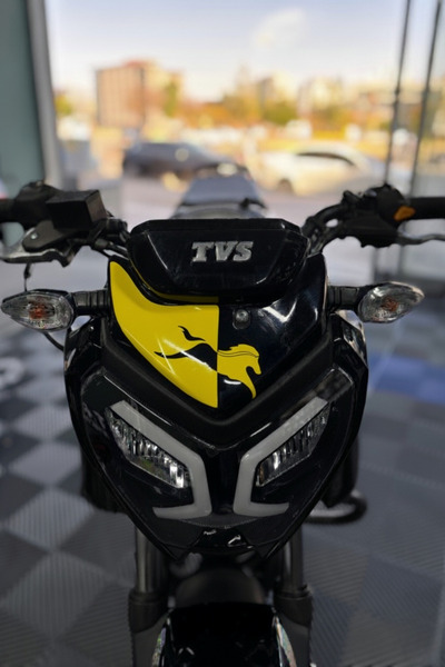 Banxtre ملصق تفاصيل الرأس لدراجة TVS Raider مع شعار AT