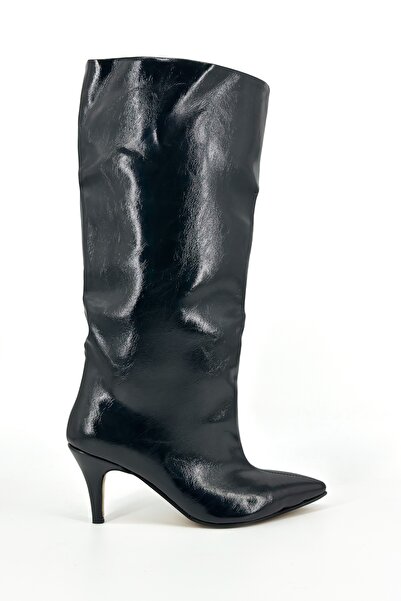 Shoebutik Γυναικείες ψηλοτάκουνες γόβες Yovana από μαύρο λουστρίνι με ραγισμένο επιφάνεια