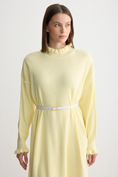 ipekton studio فستان تريكو قماش مجدّل بتفاصيل ريش أصفر