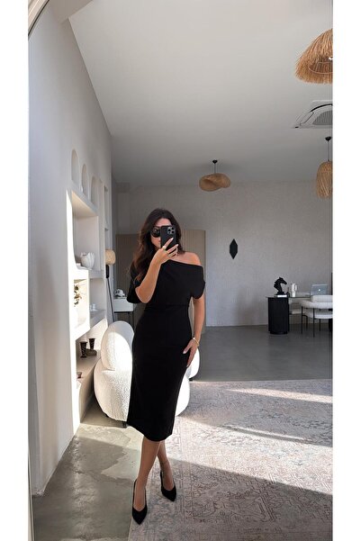 Buket Teke فستان كريب أسود موديل Zr مكشوف الأكتاف