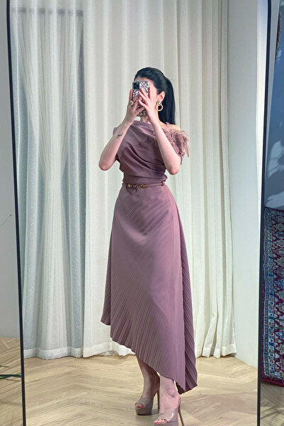 Opera Fashion A soft crepe dress in a mauve color with pleats at the bottom and a rose on the shoulder.