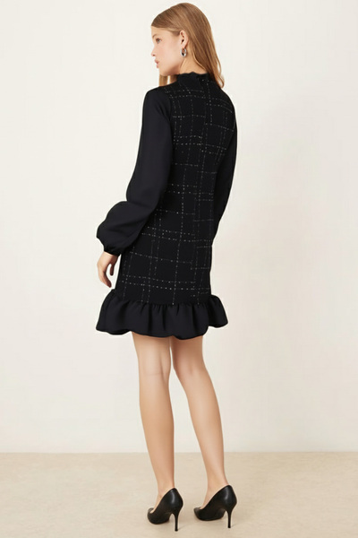 armonika Γυναικείο φόρεμα με μαύρο-εκρού λαιμόκοψη και βολάν στο κάτω μέρος με σχέδιο χαρτομάντιλο ARM-21Y001080