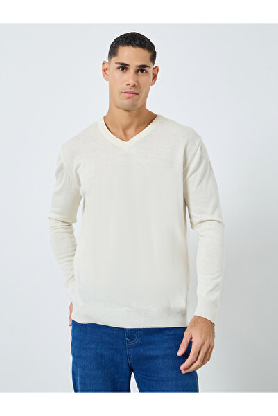 Styli Off White V-Neck Sweater