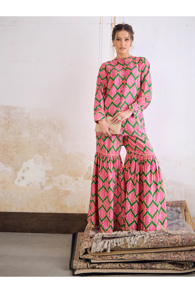 Uptownie By Styli طقم بلوزة من قماش الكريب إميرالد كاستوري بأزرار أمامية مع ب...