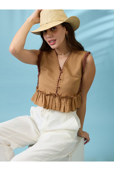 Globus By Styli بلوزة نسائية قصيرة مطوية بفتحة رقبة على شكل حرف V باللون البيج