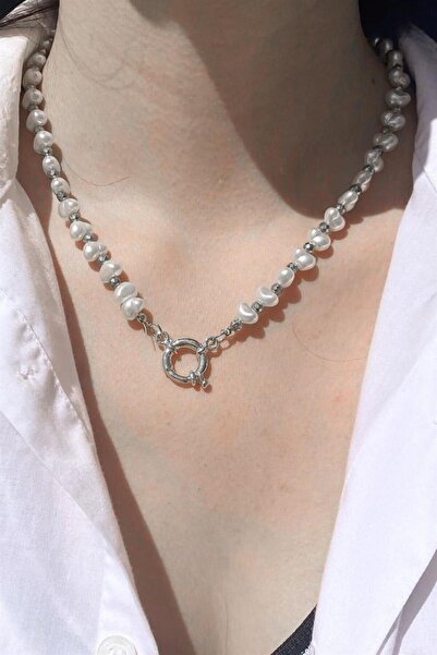 NKIE JEWELS قلادة نسائية فضية اللون على شكل قفل باروكي مرصعة باللؤلؤ