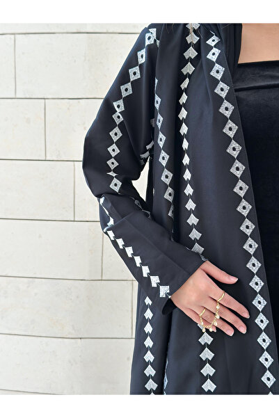 AYA عباية سوداء مع تطريز أبيض كامل