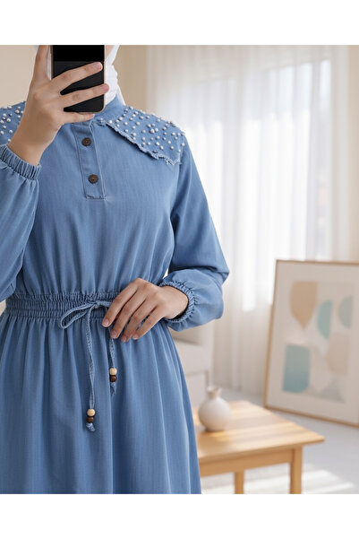 Modamorfo Довга сукня з еластичним поясом і перлами на плечах - Крижано-блакитна