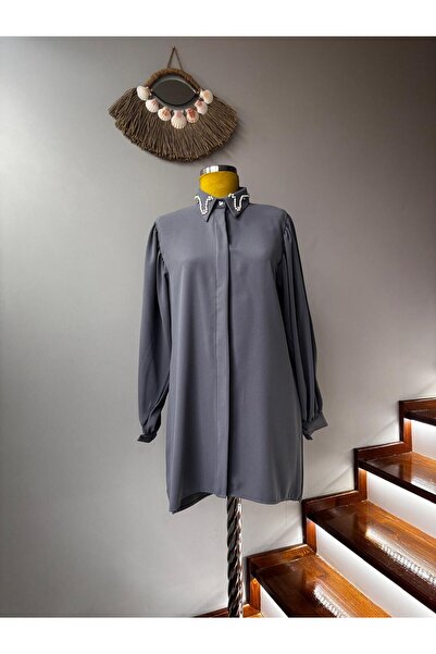 EMEL DURMAZ YAKASI İNCİLİ GİZLİ DÜĞME DETAYLI GÖMLEK