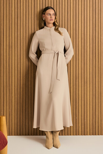 Aker Hakim Yaka Dökümlü Elbise