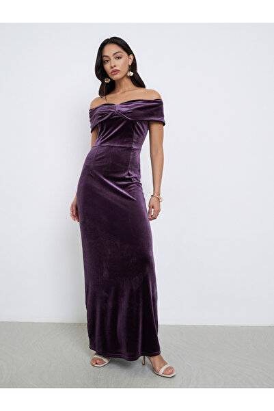 Styli فستان سهرة ماكسي مخملي أرجواني مكشوف الكتفين