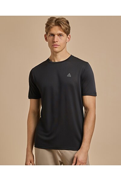 R&B تي شيرت رياضي بتفاصيل الشعار مع رقبة دائرية وأكمام قصيرة