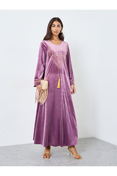 Styli جلابية مطرزة بمظهر مخملي مع تفاصيل شرابة