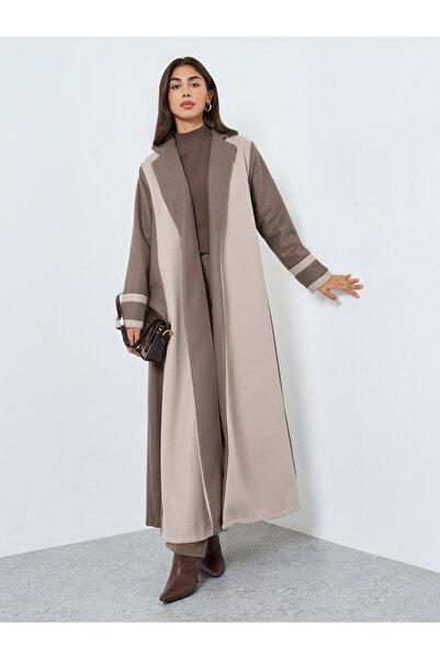 Styli عباية بيج ألوان متباينة مع ياقة مدببة