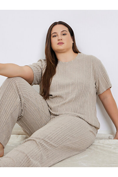 Styli طقم بيجامة وتيشيرت محبوك بلون بيج بمقاسات كبيرة