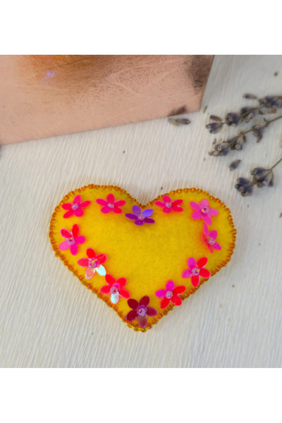 Handmade Broșă/mărțișor Inimă cu buline