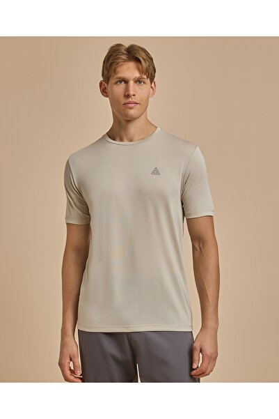 R&B تي شيرت رياضي بتفاصيل الشعار مع رقبة دائرية وأكمام قصيرة