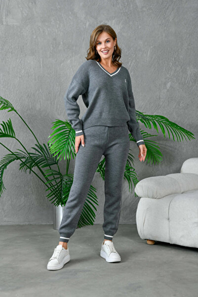 Park Karon Women's V-Neck Embroidered Sweater Pants Knitwear Bottom-Top Set