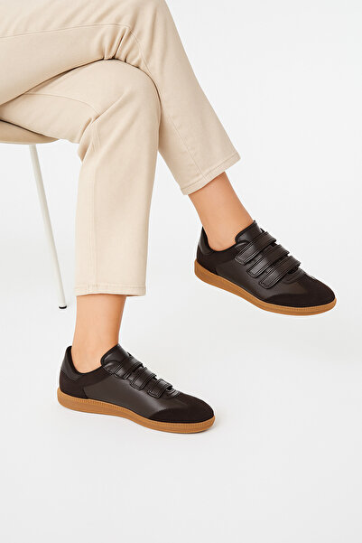 Beyond Women's Brown Sanba 3 Velcro Leather Sneaker Byndamc001