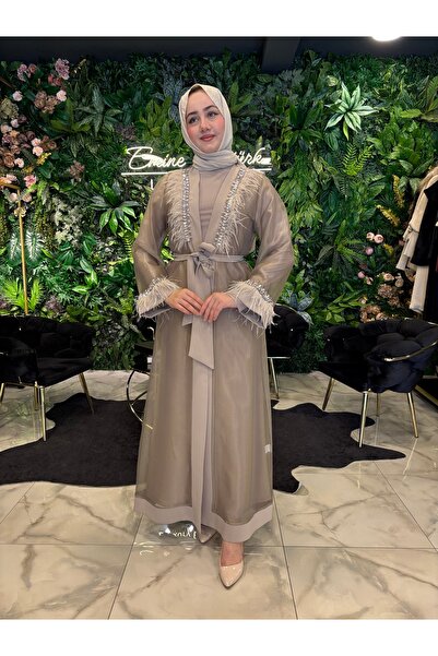 EMİNE ÖZTÜRK LUXURY ETRUCCİ KOL VE YAKA TAŞ VE TÜY DETAYLI ABAYA 6210