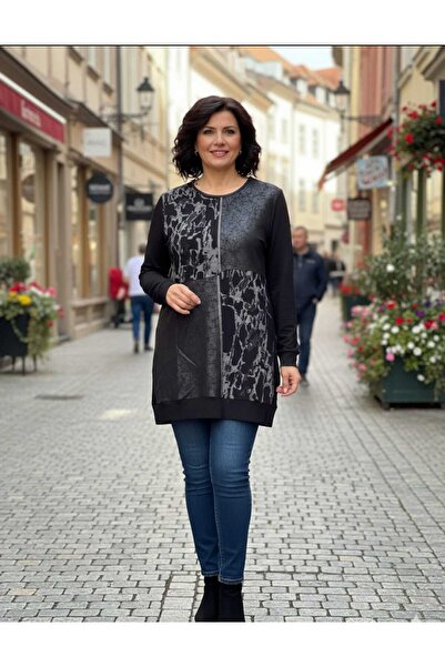 papilla Güncüoğlu Long Sleeved Sports Tunic with a Model on the Front and Ribbed Bottom and Sleeves