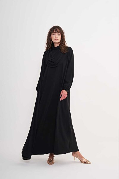 RECEP AYDIN فستان عباءة أسود مزين بالخرز المصنوع يدويًا من ديجاجي