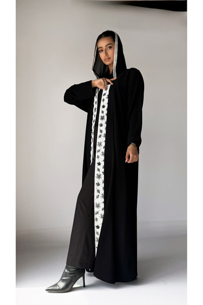 AYA عباية سوداء مع تطريزات بيضاء