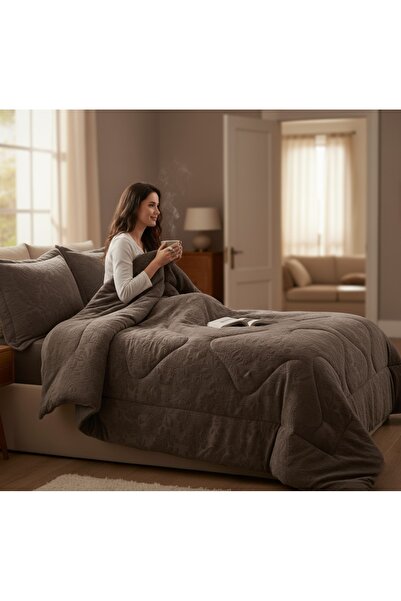 Red Rose Luxurious double duvet set with embossed velvet design – warmth and elegance for a sophisticated sleeping experience