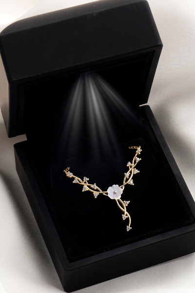 SARIASLAN Işıklı Kutuda Manolya Çiçeği Sarmaşık Gümüş Kolye 14 Ayar Altın Rengi