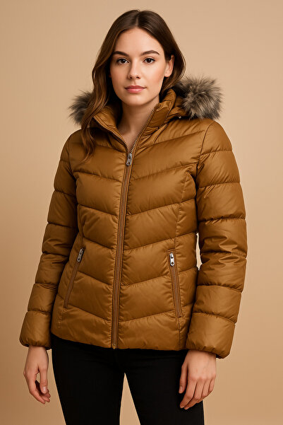 NİSNUR Genç Kadın Kapüşonlu Kürk Detaylı Kısa Şişme Mont | Cihan Concept