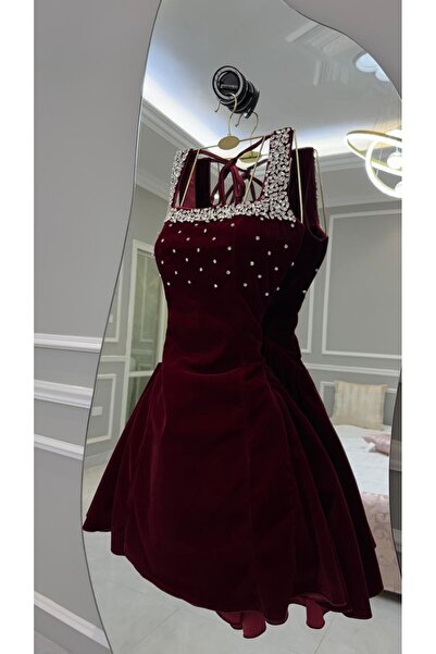 MASHN A short, daring wool dress for a confident and feminine look. Embellished with zircon stones and hand-embroidered.