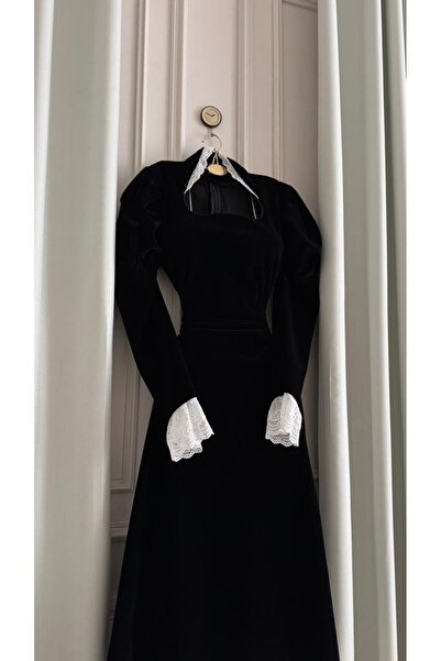 MASHN This elegant dress offers a touch of classic luxury with charming details and delicate lace.