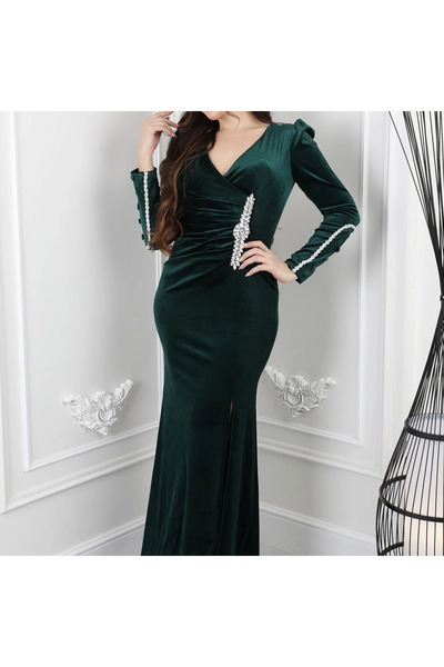 Nice Model Elegant green velvet evening dress adorned with sparkling crystals and a sophisticated fitted design.