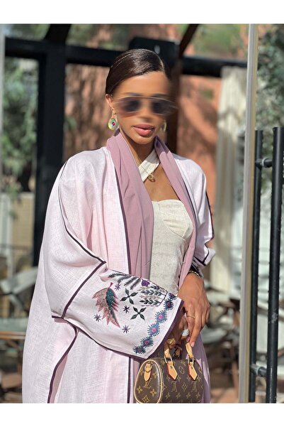 AYA عباية كتان وردية مع تطريز نصف فراشة باللون الكستنائي