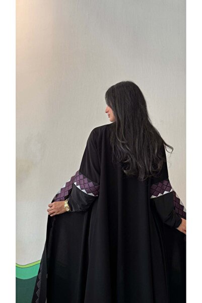 AYA عباية سوداء مع تطريز إضافي على الجهة الأمامية والأكمام