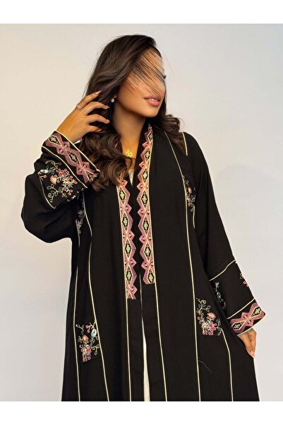 AYA عباية كريب تطريز اسود ووردي