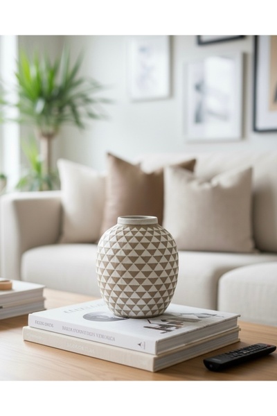 Noor A small, luxurious ceramic vase with an elegant design.