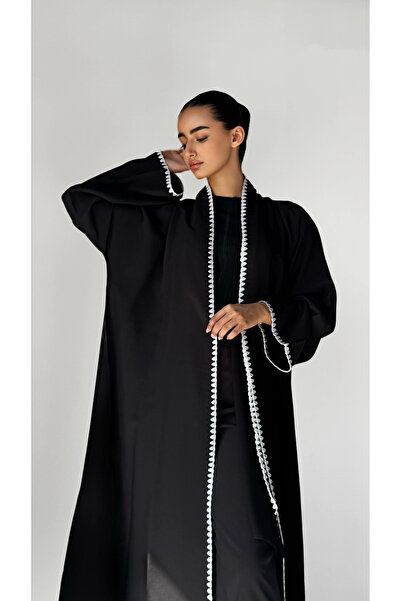 AYA عباية من الحرير الياباني مع تطريز أبيض على الحواف